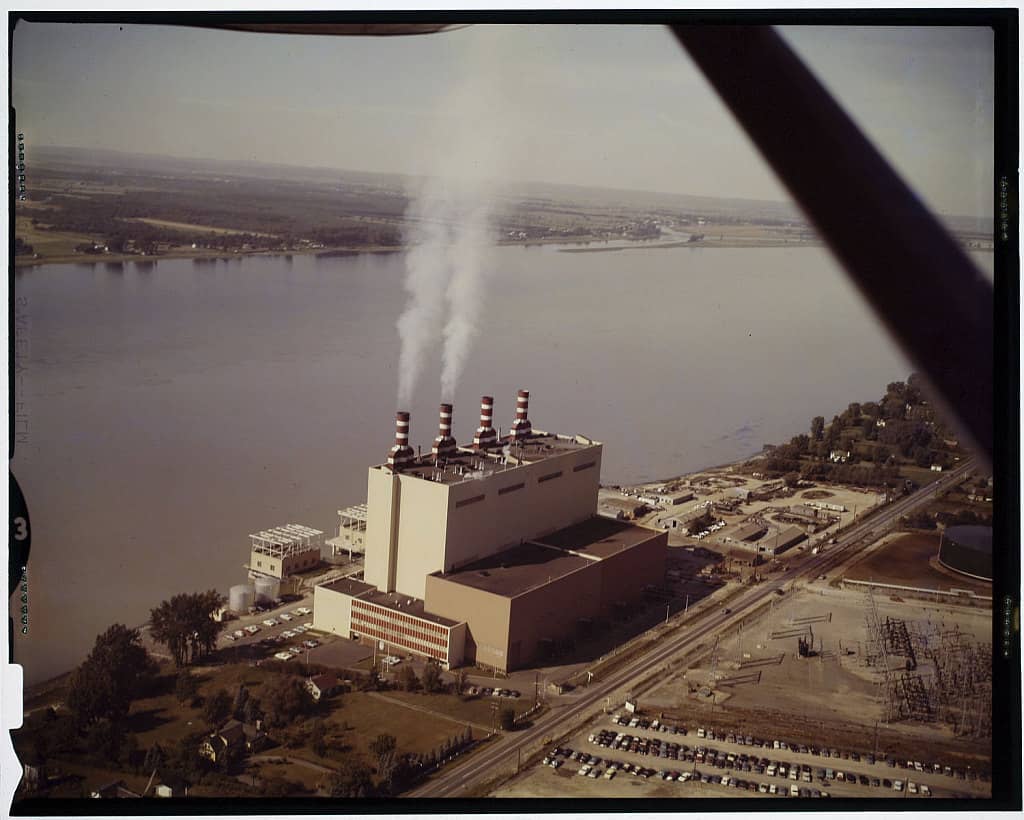 Vues aériennes de la centrale thermique de Sorel-Tracy vers 1960, photo : Armour Landry, BAnQ Vieux-Montréal